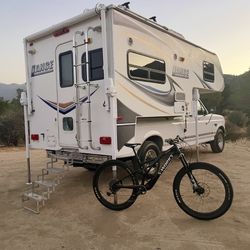 LIKE NEW 2010 LANCE 850 Truck Camper