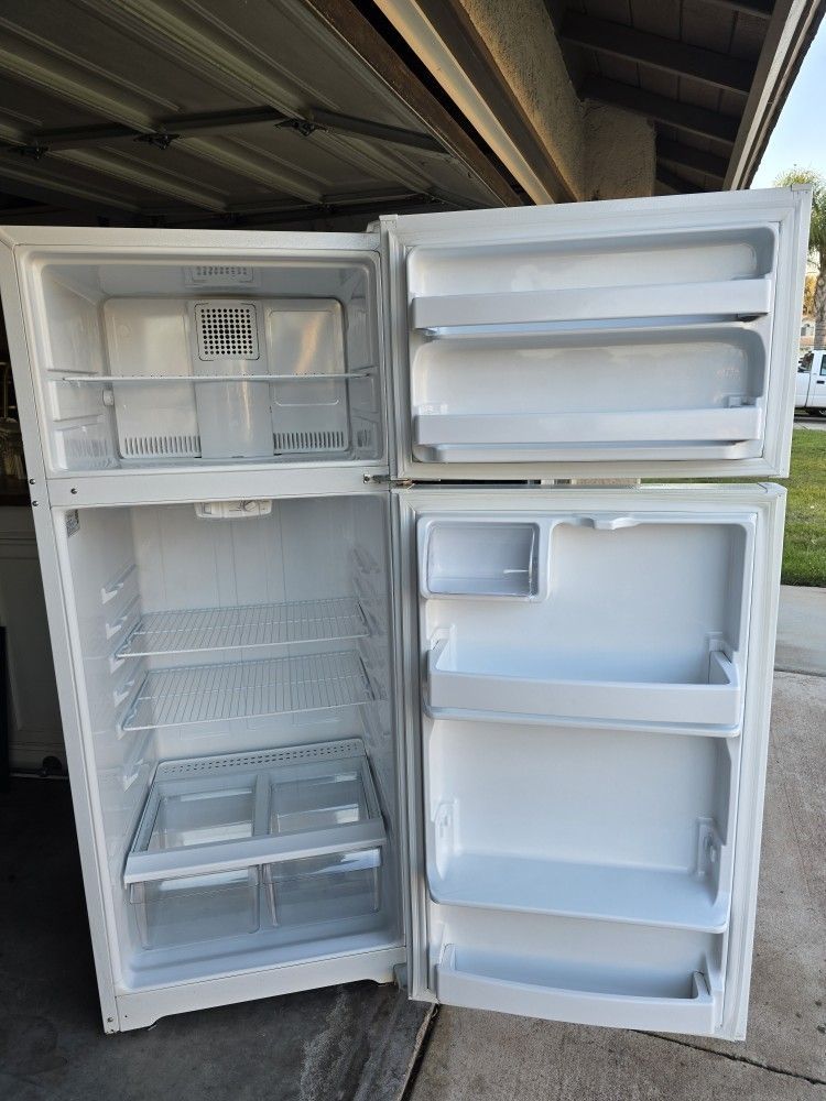 Hotpoint Top Freezer Refrigerator 15.6 Cu.ft