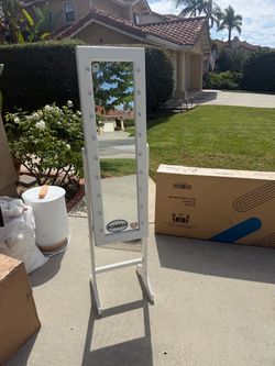 Mirror jewelry cabinet white light up