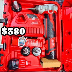 Milwaukee M12 12-Volt Lithium-Ion Cordless ProPEX Expansion Tool Kit with (2) 1.5Ah Batteries, (3) Expansion Heads and Hard Case