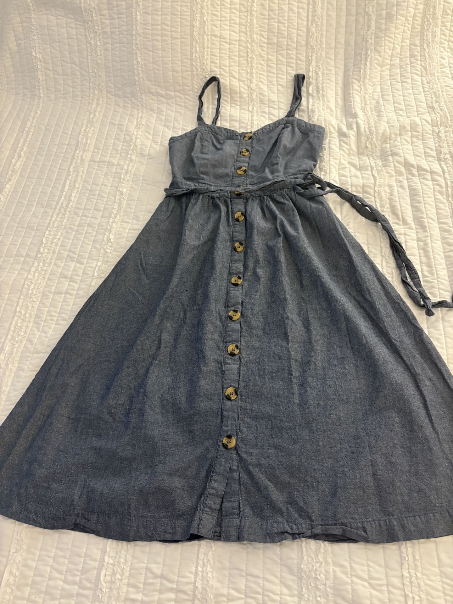 Blue denim dress with pockets.
