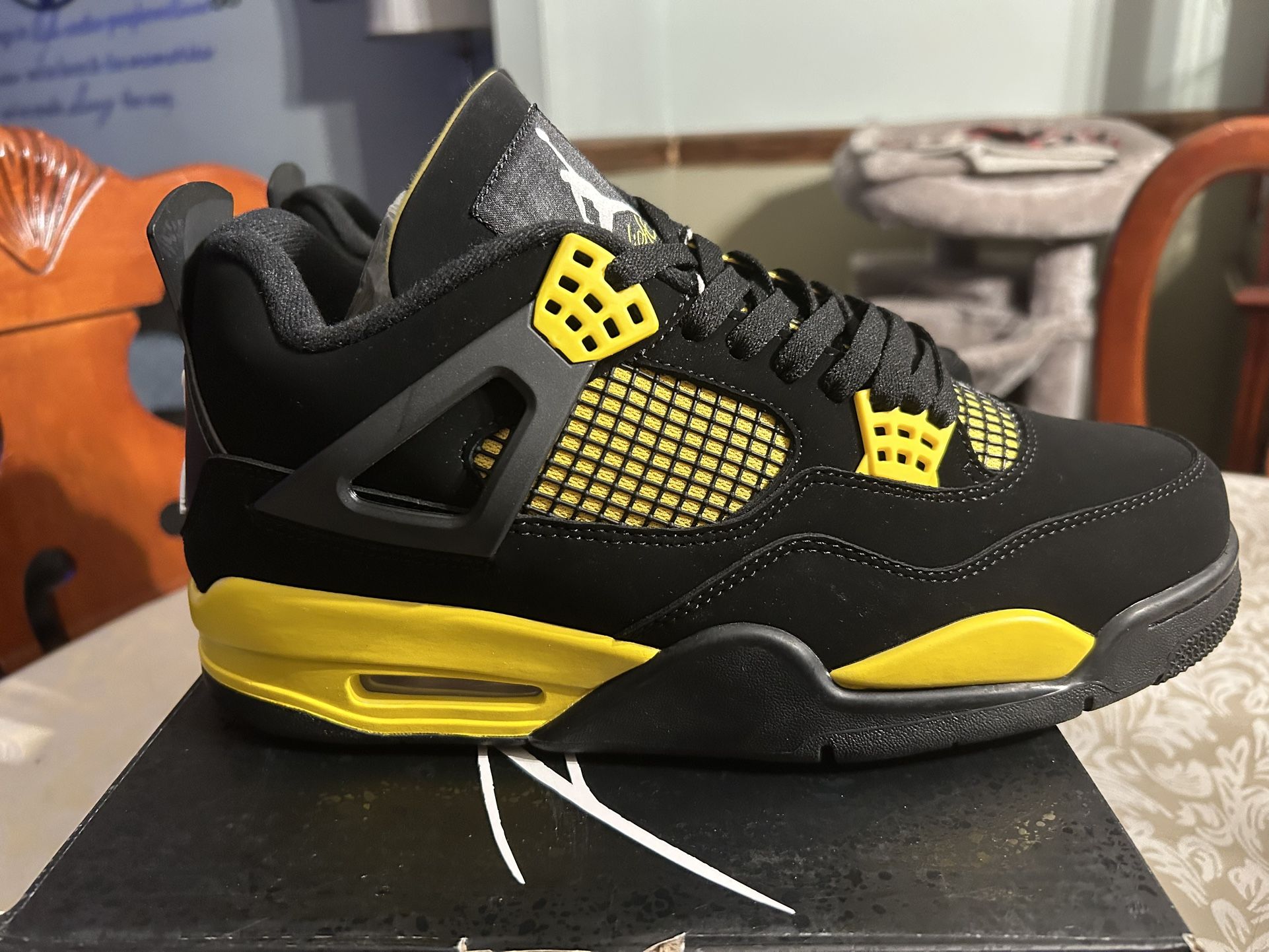 Jordan 4 Yellow Thunder Size 8.5 