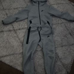 Men’s small grey nike tech set