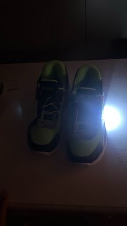 Kids tennis shoes