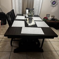 Comedor con 4 sillas y un banco de madera