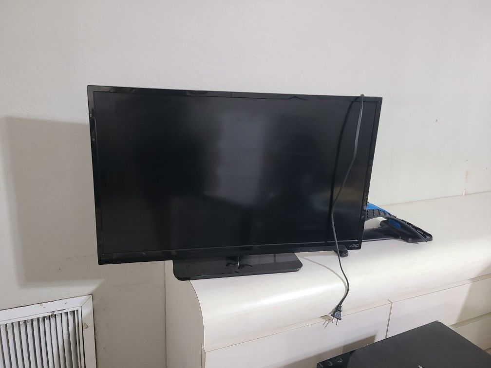 Vizio 33 Inch TV With Wall Mount And Remote
