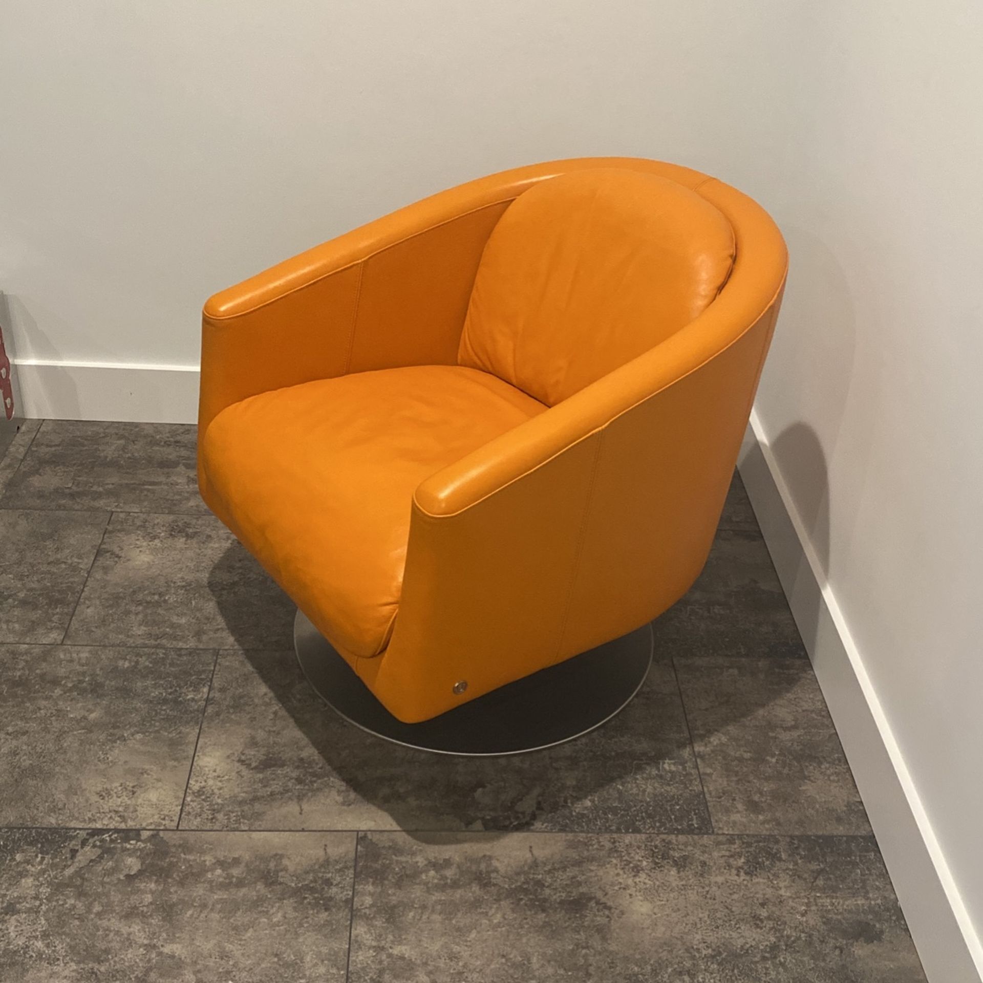 NATUZZI BEAUTIFUL Modern Accent Leather Chair