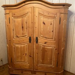 TV / Armorie closet 