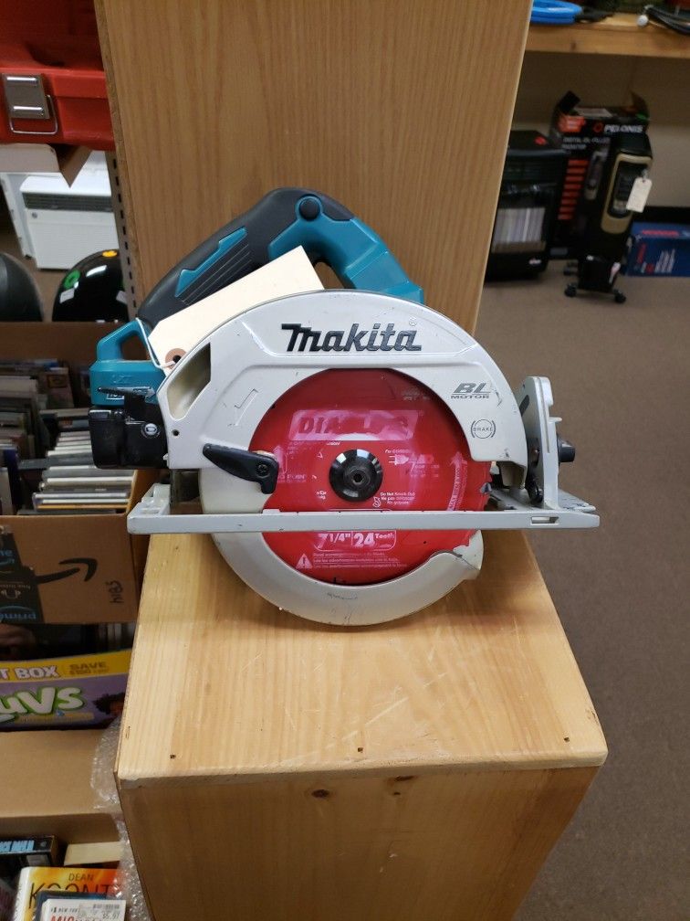 Makita 36 Volt XSH06 Circular Saw With 2 Batteries