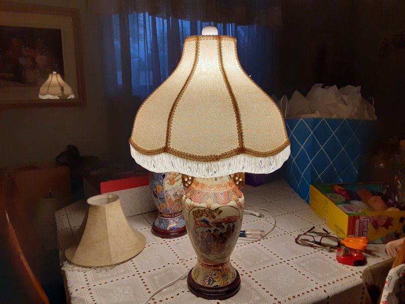  ABSOLUTELY GORGEOUS LOOKING VINTAGE  ASIAN LAMP  This Is VERY UNIQUE AND  DETAIL  Lots Of it