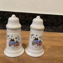International heartland Salt and Pepper Set 