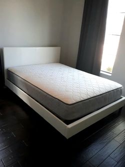 NEW Queen-Size MATTRESS and BOX SPRING. Bed frame not included👍