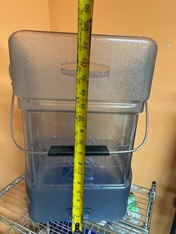 RUBBERMAID BLUE Ice Tote
