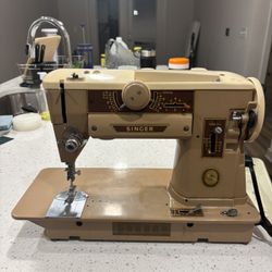 Vintage Singer 401A Slant-o-matic Sewing Machine