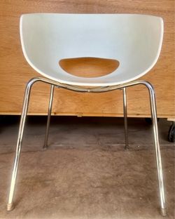 Vintage Italian Sintesi "Orbit Large" MCM Chair – White & Chrome