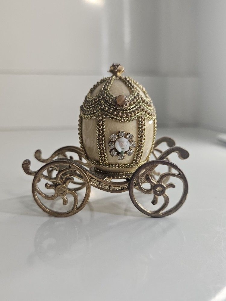 Kingspoint Designs Pigeon Egg Carriage Trinket Box