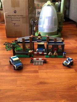 2011 Lego Forest Police Station 4440 + Police Car/Mini Figures