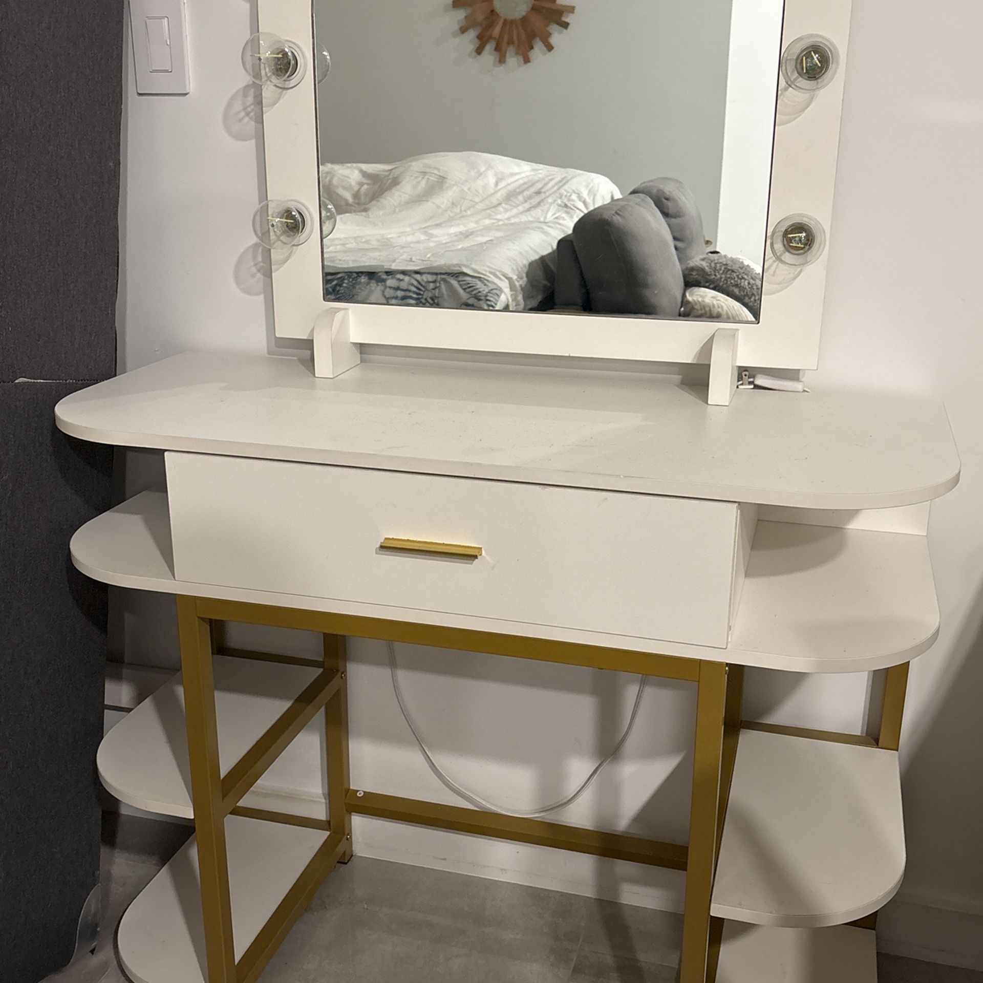 Cute White & Gold Vanity w Mirror & Lights