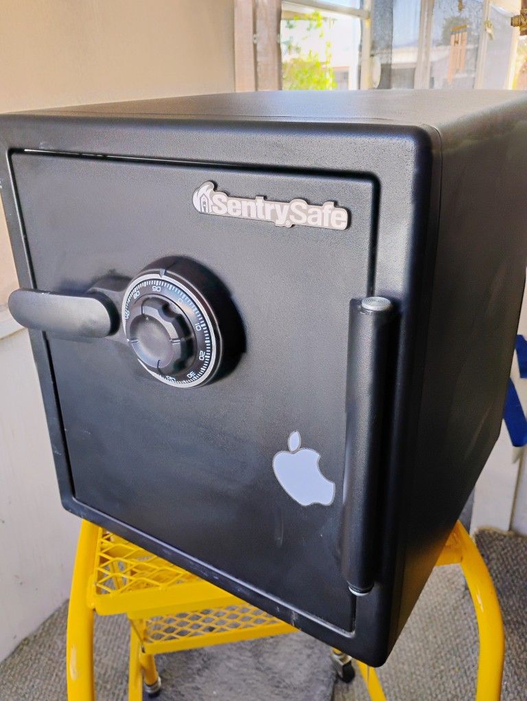 Sentry Safe 17" X 17"