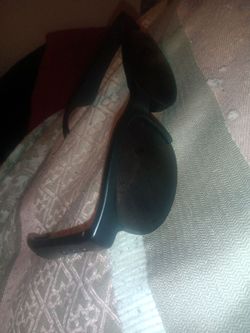 Sunglasses with Bluetooth speakers