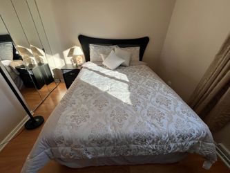 Bedroom furniture set in queen size