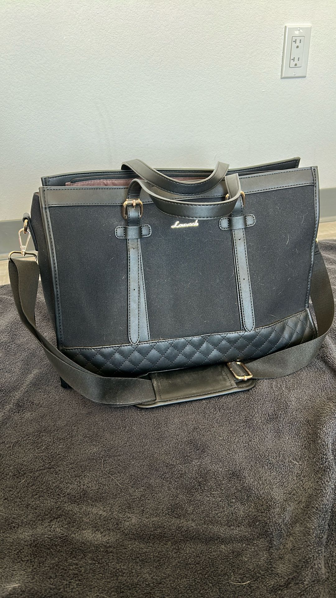 Women’s black bag/tote
