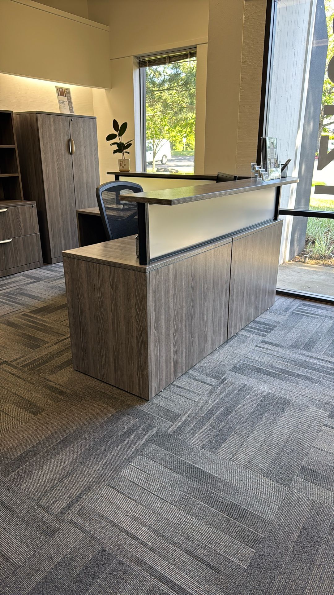 Sale! Modern Office Reception Desk W/ Border System & Transaction Too