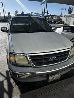 Ford 150 XLT Triton V8