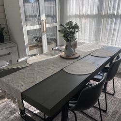 Beautiful almost brand new dining table 4-6