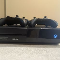 Xbox One with three Controllers 