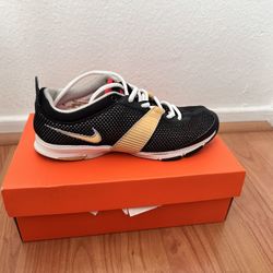 used womens nike shoe