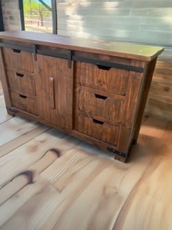 RUSTIC FARM-STYLE ENTRY PIECE / DRESSER
