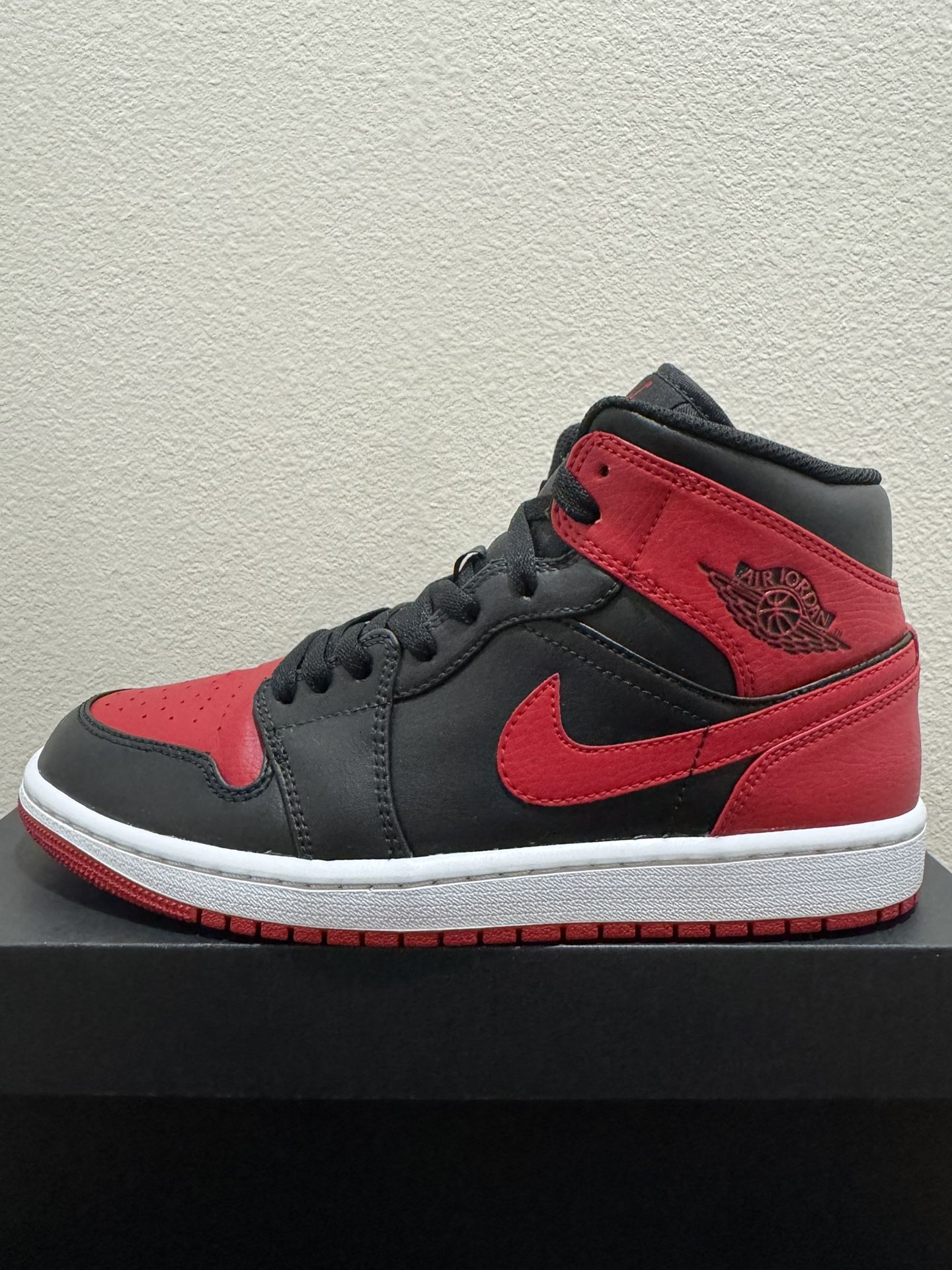 Jordan 1 Retro Mid Bred/Banned Size: 8.5 Mens (Like New/VNDS) Excellent