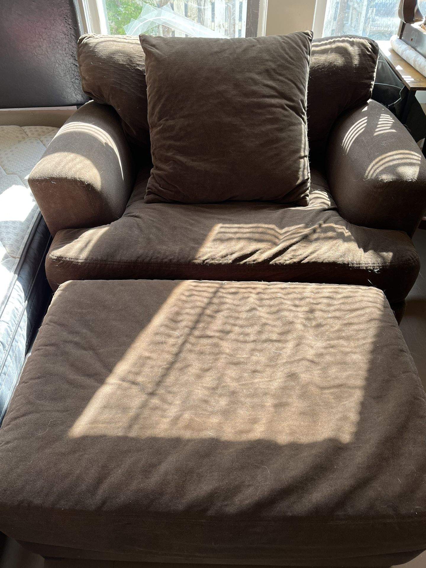 Big Lounge Chair With Ottoman