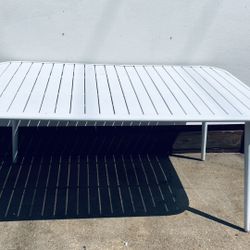 Patio Deck Dining Table 58” W x 36” D Mesa de comedor de metal blanco para terraza.