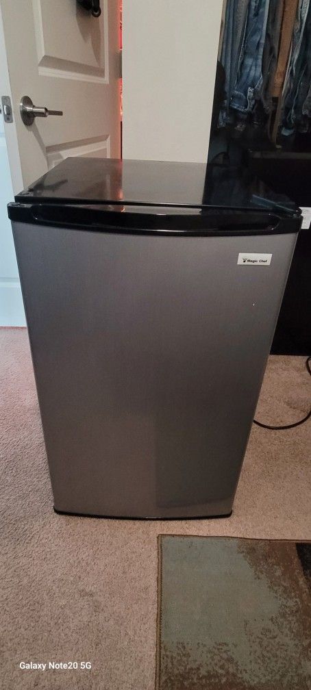 Mini Fridge (4.4 CU.)