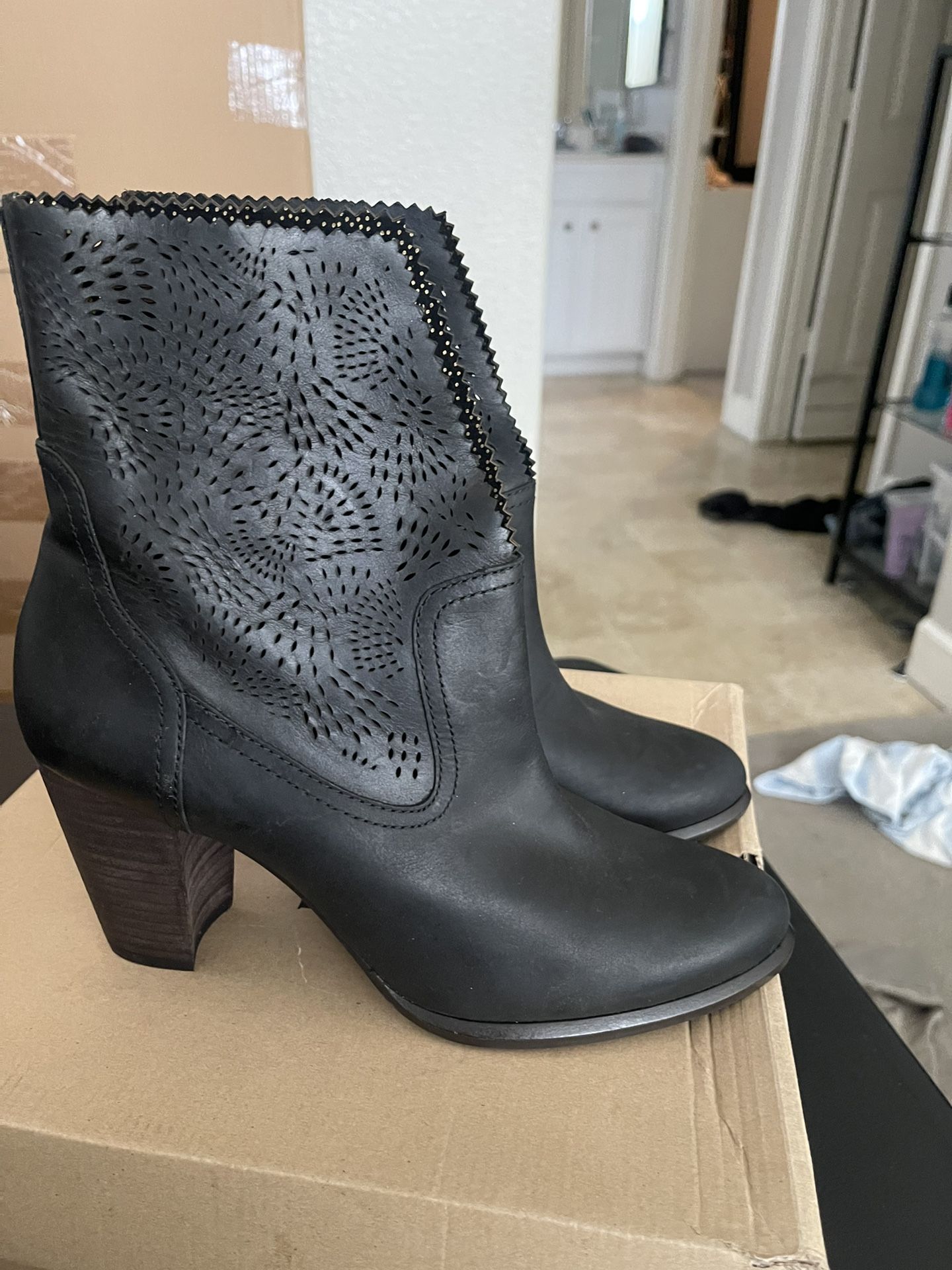 Brand New Uggs Size 9 RUNS SMALL