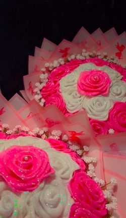 18 Count Glitter Pink and White Rose Bouquet