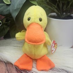 TY nwt Beanie Baby Quackers yellow duck April 19, 1994 vintage plush toy
Features bright orange beak and feet. Perfect for cuddling.