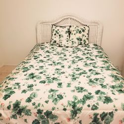 Beautiful Green And White  Ivey Plant With Pink Flowers Comforter Set...Size Full/Queen..Comes With 2 Pillow Shams And Comforter..Like NEW!