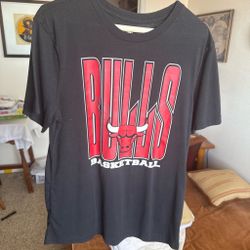 Bulls T shirt medium