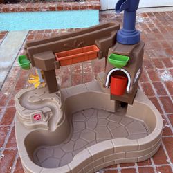 Step 2 Pump & Splash Discovery Pond Water Table, Kids Water Sensory Activity Pool, Summer Outdoor Toys, 10 Piece Toy Accessories, For Toddlers 2+ Year