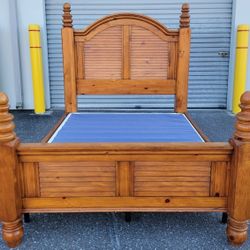 (DELIVERY AVAILABLE) Wynwood Furniture Solid Wood Queen Bed with Boxspring 