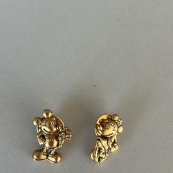 Disney Mickey & Minnie trading pins