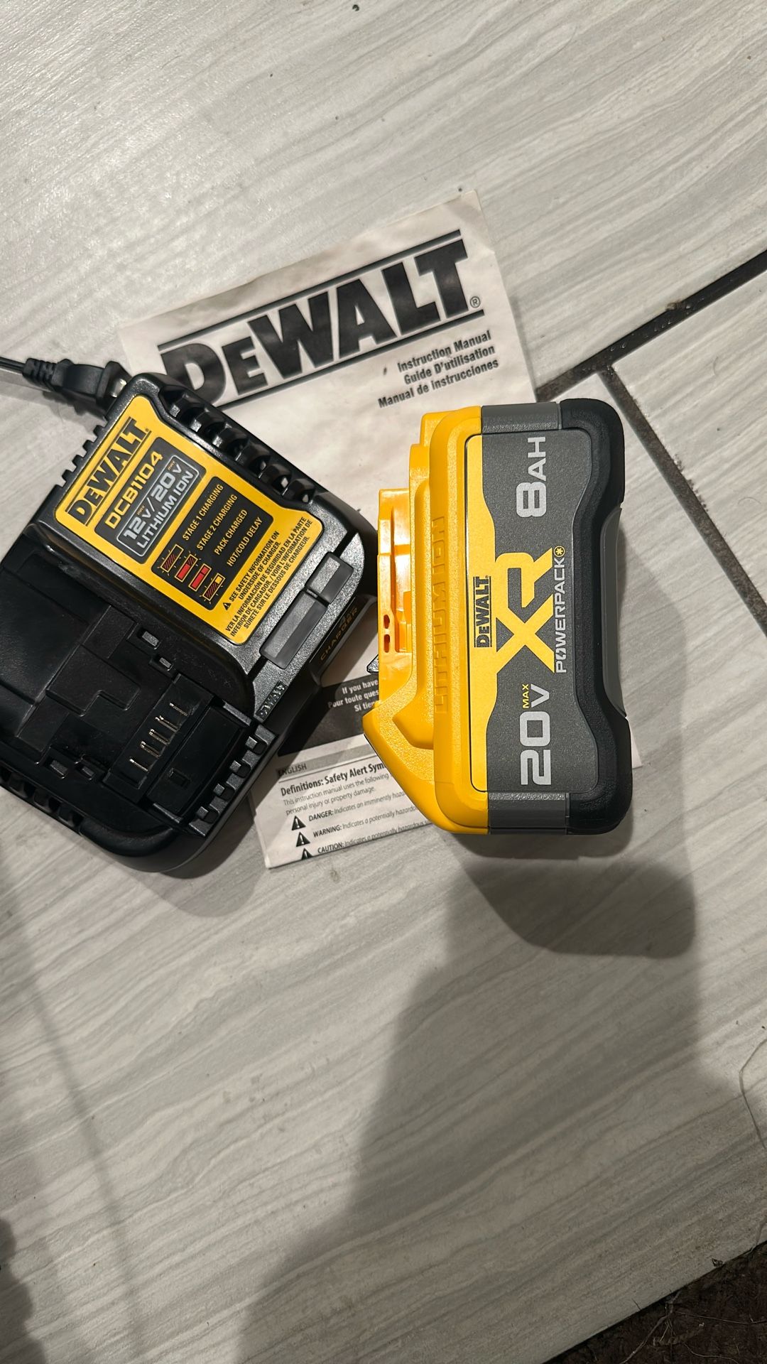Battery Dewalt 8ah Whit Charger Brand New All