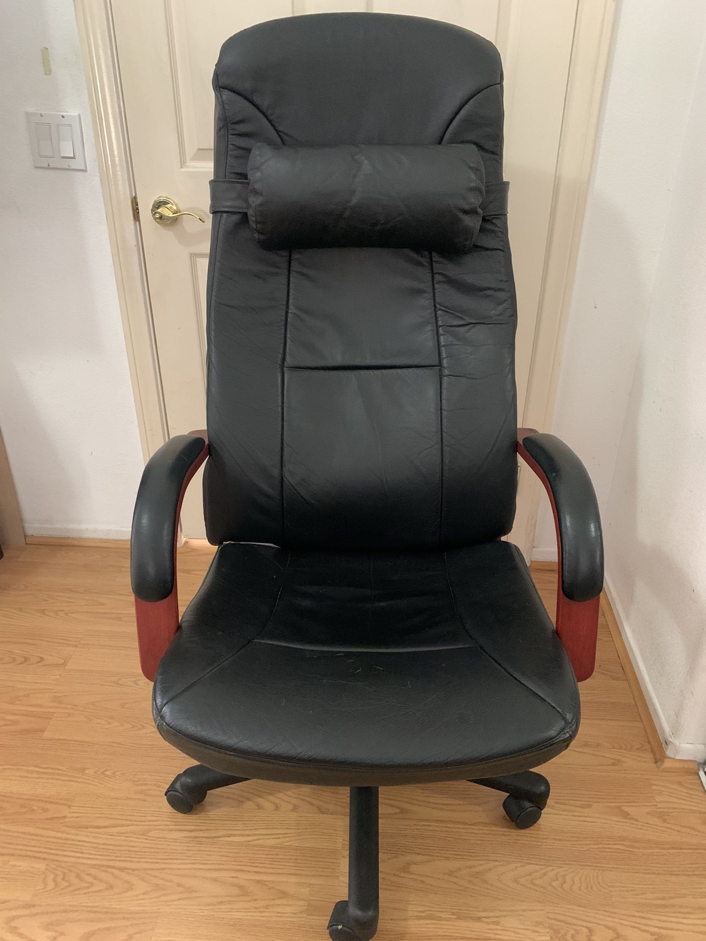Leather chair in near new condition