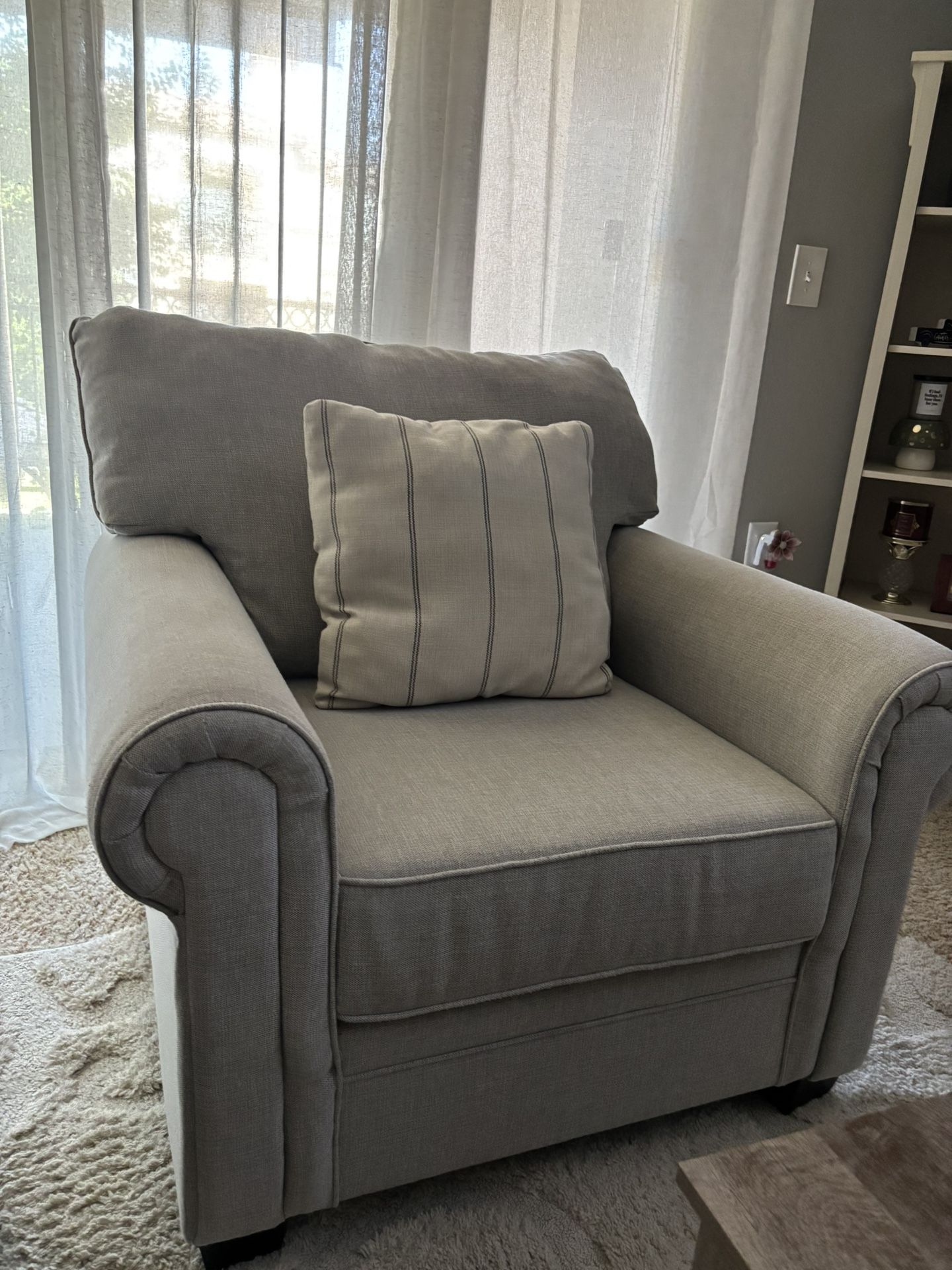 Chair comes with Area Rug And End Table