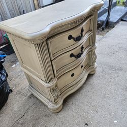 Vintage 3 drawer dresser