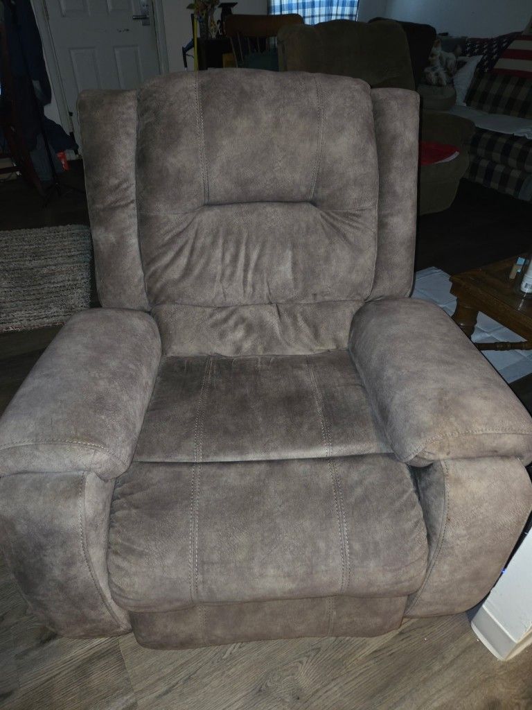 Ashley Recliner (( manual )) DELIVERY AVAILABLE