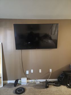 70in Vizio 4k TV w/wall mount